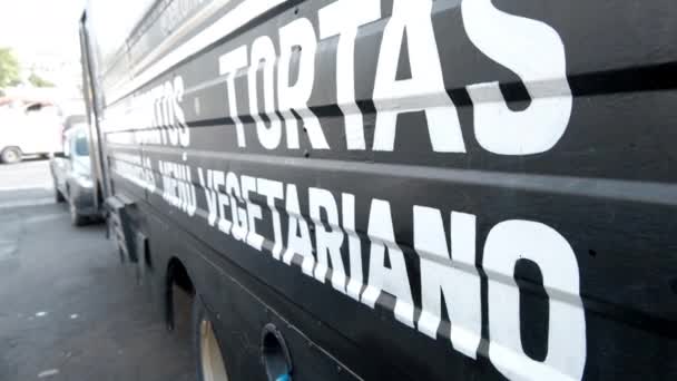 Białe hiszpańskie słowa na czarny food truck — Wideo stockowe