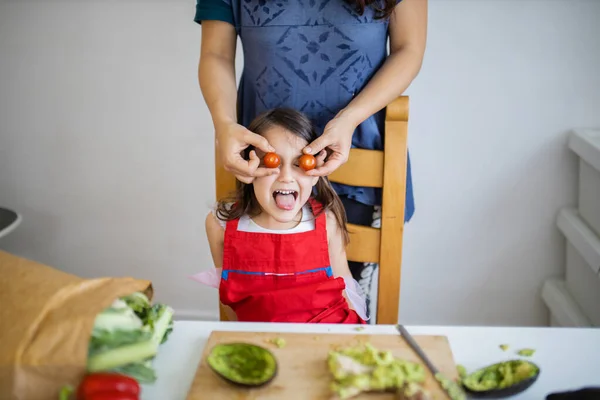 Feliz madre e hija jugando con su comida — Foto de Stock