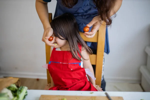 Feliz madre e hija jugando con su comida — Foto de Stock