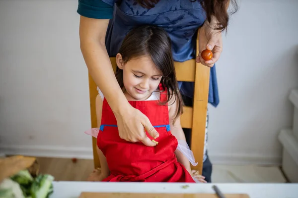 Mãe e filha felizes em uma mesa brincando com sua comida — Fotografia de Stock