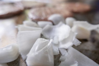 Arka planda hamburger etiyle kızarmış soğan dilimleri