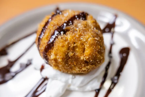 Helado frito con jarabe de chocolate y crema en el plato — Foto de Stock