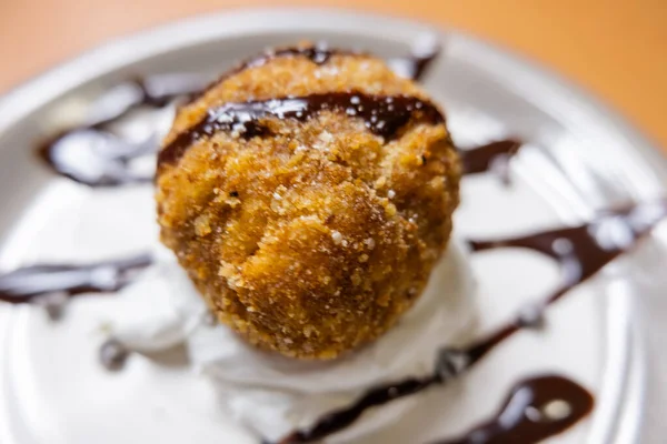 Helado frito con jarabe de chocolate y crema en el plato — Foto de Stock