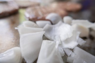 Arka planda hamburger etiyle kızarmış soğan dilimleri