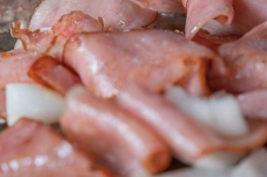 Domuz budu ve soğan dilimli kızarmış hamburger.