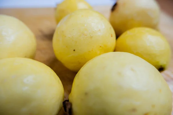 Verse gele guaves geïsoleerd op een houten tafel — Stockfoto