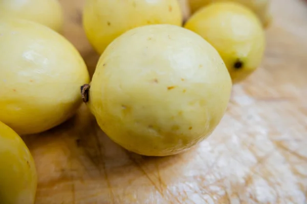 Tahta bir masada taze sarı guavalar. — Stok fotoğraf