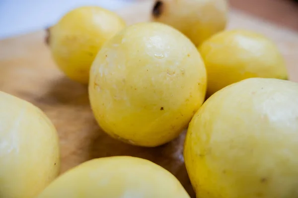Verse gele guaves geïsoleerd op een houten tafel — Stockfoto