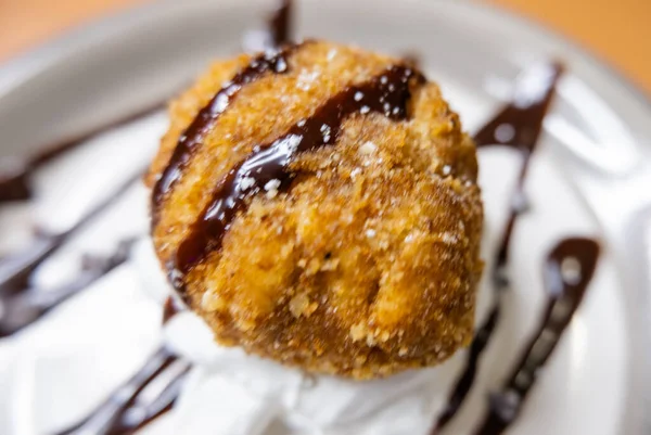 Helado frito con jarabe de chocolate y crema en el plato — Foto de Stock