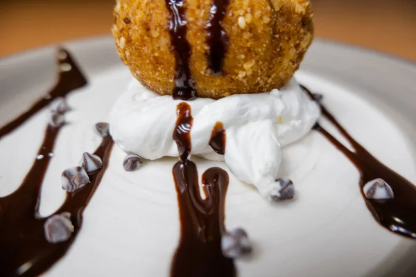 Helado frito con jarabe de chocolate y crema en el plato — Foto de Stock