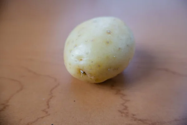 Patata fresca aislada en una mesa de madera desde arriba — Foto de Stock