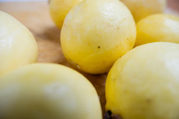 Verse gele guaves geïsoleerd op een houten tafel — Stockfoto