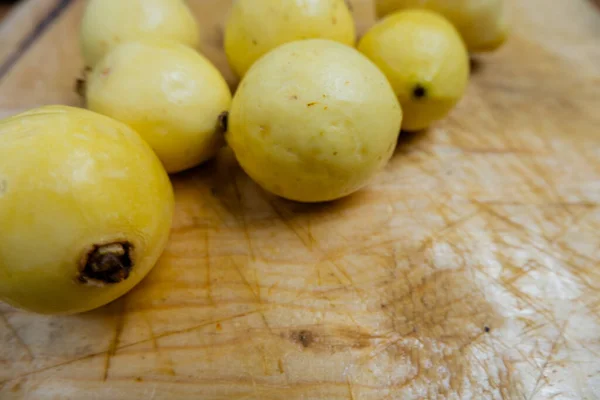 Verse gele guaves geïsoleerd op een houten tafel — Stockfoto