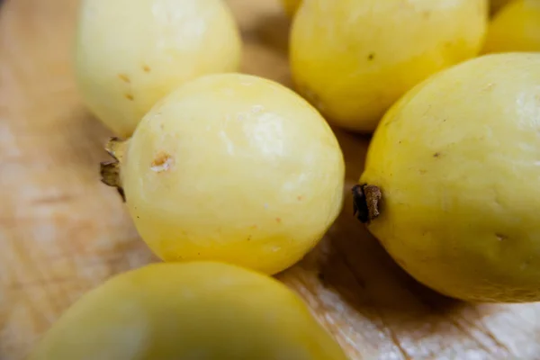 Verse gele guaves geïsoleerd op een houten tafel — Stockfoto