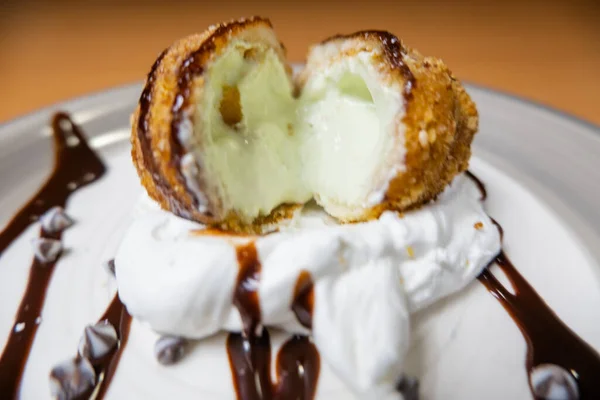 Helado frito con jarabe de chocolate y crema en el plato — Foto de Stock