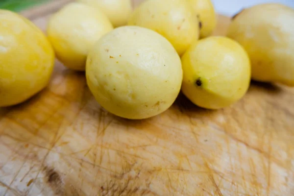 Verse gele guaves geïsoleerd op een houten tafel — Stockfoto