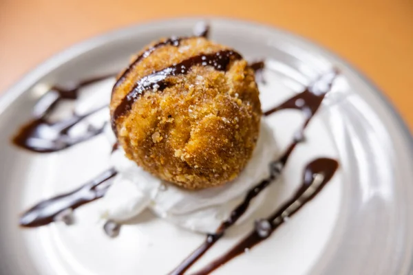 Helado frito con jarabe de chocolate y crema en el plato — Foto de Stock