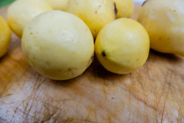 Verse gele guaves geïsoleerd op een houten tafel — Stockfoto