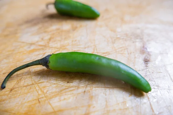 Friss chili paprika izolálva egy fa asztalon — Stock Fotó