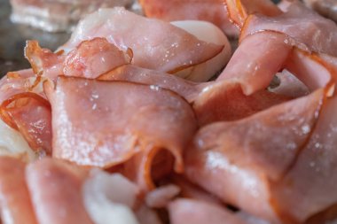 Domuz budu ve soğan dilimli kızarmış hamburger.