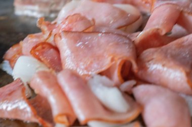 Domuz budu ve soğan dilimli kızarmış hamburger.