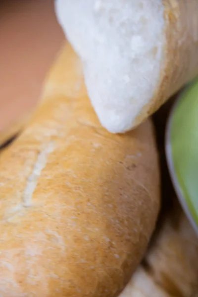 Fatia de pão crocante acima de um pedaço maior de pão — Fotografia de Stock