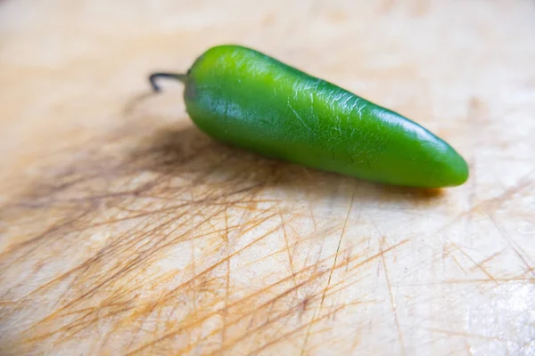 Verse chili peper geïsoleerd op een houten tafel — Stockfoto