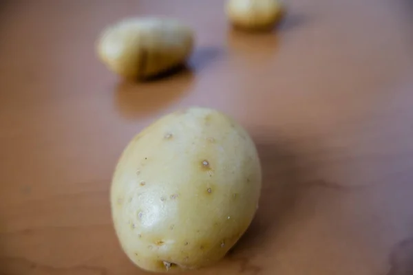 Patatas frescas aisladas en una mesa de madera desde arriba —  Fotos de Stock