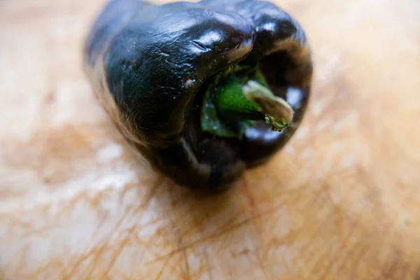 Pimenta fresca isolada em uma mesa de madeira — Fotografia de Stock