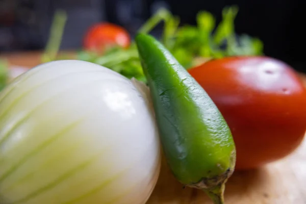 Ui, chilipeper en tomaat op een houten tafel — Stockfoto