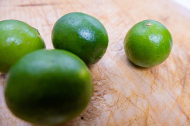 Çizik ahşap bir masada izole edilmiş taze limon.