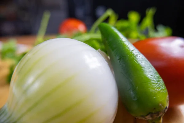 Ui, chilipeper en tomaat op een houten tafel — Stockfoto