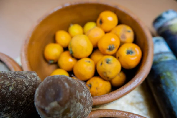 Canna da zucchero marrone sul bordo della ciotola di argilla con biancospini messicani — Foto Stock