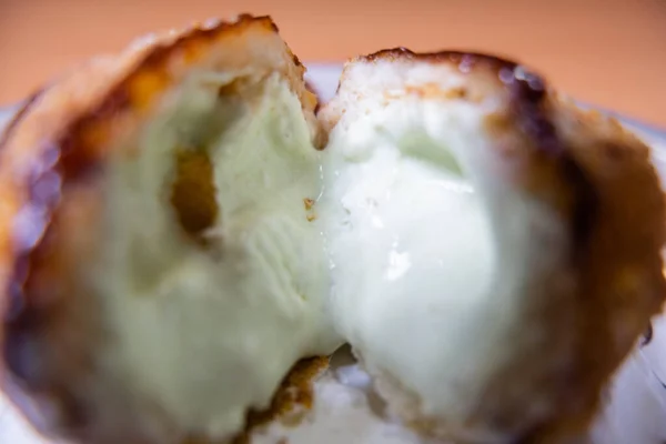 Helado frito abierto en rodajas en un plato blanco — Foto de Stock