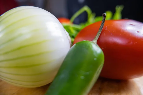 Ui, chilipeper en tomaat op een houten tafel — Stockfoto