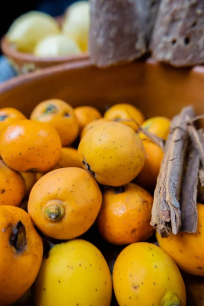 Mexicaanse meidoorns en kaneelstokjes in een kom van klei — Stockfoto