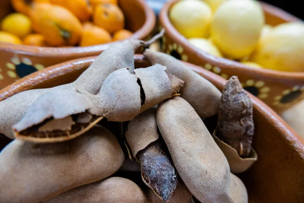 Verse tamarinde, guaves en meidoorns in kommen van klei — Stockfoto