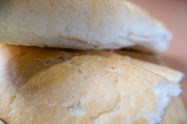 Tahta bir masada gevrek ekmek dilimleri