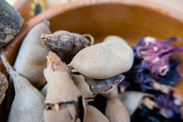 Färsk tamarind, torr jamaica blomma, och russin i en lerskål — Stockfoto