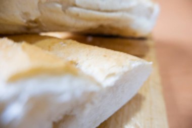 Tahta bir masada gevrek ekmek dilimleri