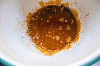 Beyaz tencerenin dibinde portakal sosu.