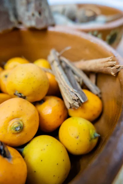 Meksika dikenleri ve tarçın bir kase içinde çubuklar