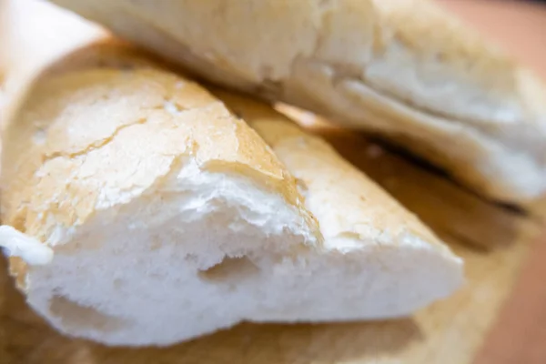 Tahta bir masada gevrek ekmek dilimleri — Stok fotoğraf