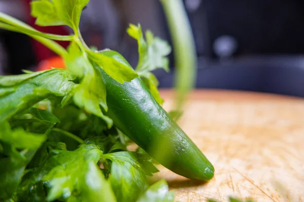 Zöld chili paprika és koriander egy fa asztalon — Stock Fotó