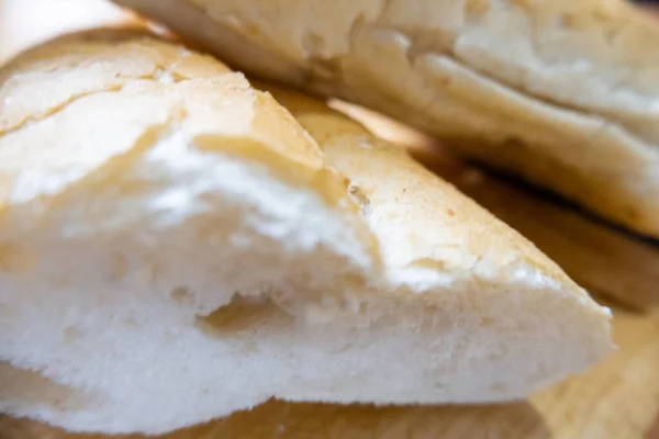 Stukjes knapperig brood op een houten tafel — Stockfoto