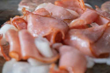 Domuz budu ve soğan dilimli kızarmış hamburger.