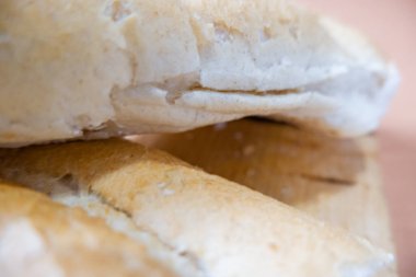 Tahta bir masada gevrek ekmek dilimleri