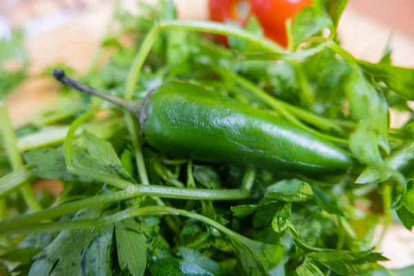 Zöld chili paprika és koriander egy fa asztalon — Stock Fotó