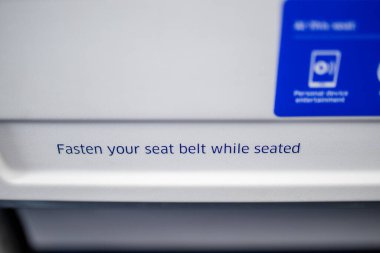 Mesaj yolcuların kemerlerini bağlamalarını istiyor.