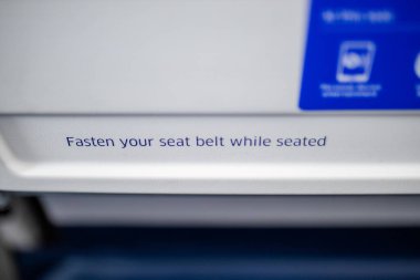 Mesaj yolcuların kemerlerini bağlamalarını istiyor.